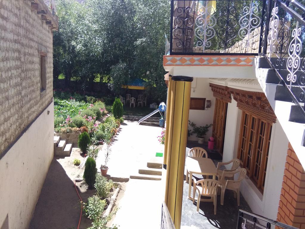 Galaxy Guest House Hundar Екстер'єр фото